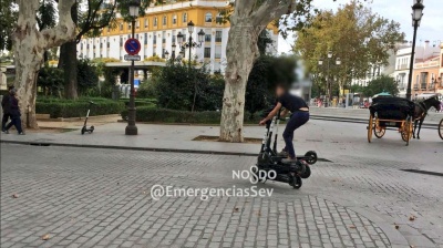 В Іспанії затримали чоловіка, який їхав відразу на шести самокатах