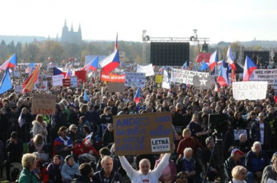 У Празі сотні тисяч протестувальників вийшли на вулиці – фото