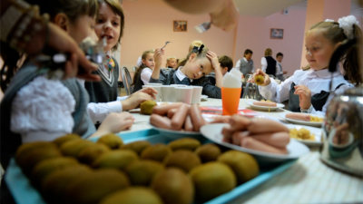 У Чернівцях батьки учнів молодших класів виступили за безкоштовні сніданки в школах