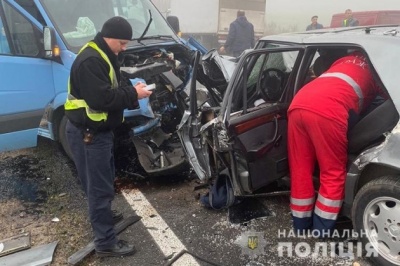 На трасі до Чернівців лоб у лоб зіткнулися бус і легковик: двоє загиблих