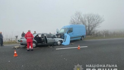 На трасі до Чернівців лоб у лоб зіткнулися бус і легковик: двоє загиблих