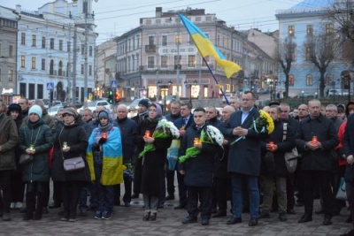 День Гідності та Свободи: як у Чернівцях вшанували загиблих Героїв - фото