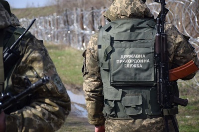 На Буковині прикордонники відкрили вогонь по автівці, яка намагалась на них наїхати: троє поранених