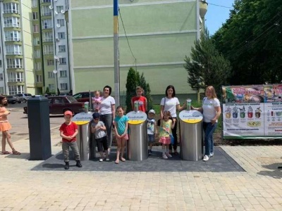 «Здали сміття - придбали ялинку»: у Чернівцях мешканці сортують сміття, а гроші витратять на озеленення