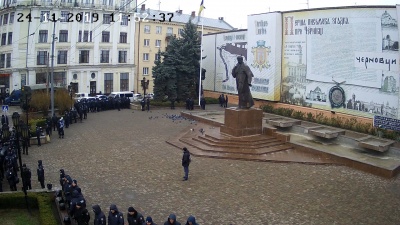 У Чернівцях десятки правоохоронців оточили Центральну площу – фото