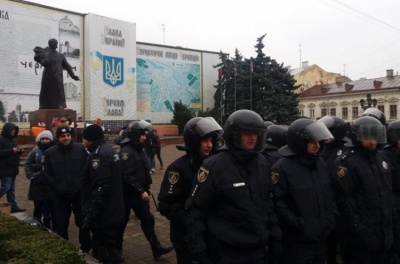 У Чернівцях десятки правоохоронців оточили Центральну площу – фото