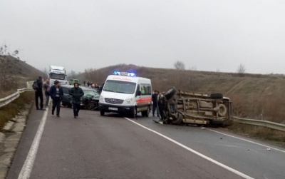 На об’їзній дорозі в Чернівцях перекинулось авто, четверо людей постраждали – фото