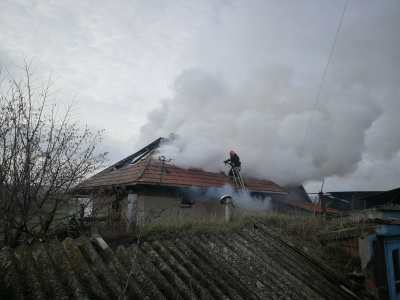 На Буковині через увімкнений обігрівач згорів житловий будинок