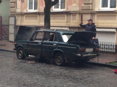 У центрі Чернівців раптово спалахнули «Жигулі» – фото