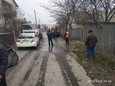 У Чернівцях через витік води перекрили рух на вулиці Запорізькій