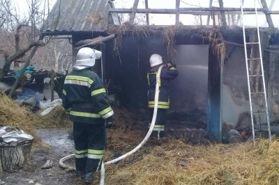 На Буковині згоріла літня кухня: пенсіонера госпіталізували з опіками