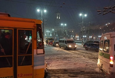 Снігопад у Чернівцях: місто стоїть у заторах - фото