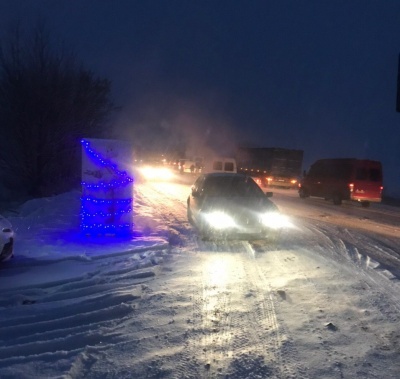 Снігопад у Чернівцях: місто стоїть у заторах - фото