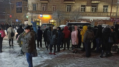 Снігопад у Чернівцях паралізував громадський транспорт: на зупинках - десятки людей