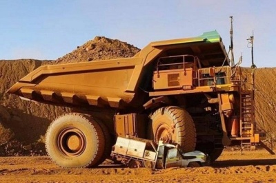 Австралієць розчавив 300-тонним самоскидом власне авто - фото