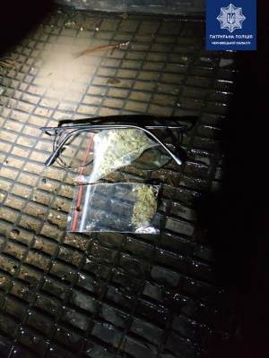 У Чернівцях у водія-порушника виявили 14 пакетів з наркотиками