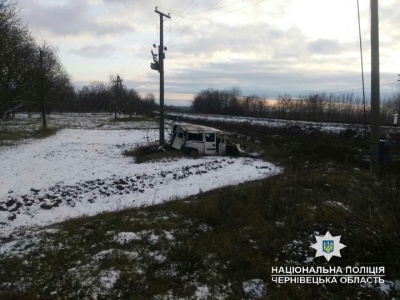 На Буковині авто зіткнулося з поїздом: водій помер на місці - фото