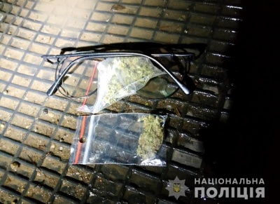 На Буковині поліцейські вилучили у водія 13 згортків з марихуаною