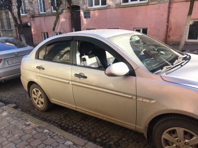 У центрі Чернівців невідомі розбили скло автівки і викрали документи - фото