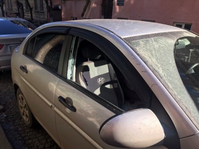 У центрі Чернівців невідомі розбили скло автівки і викрали документи - фото