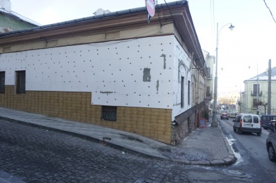 В історичному центрі Чернівців один із будинків "утеплюють" пінопластом