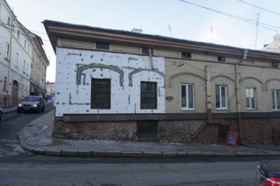 В історичному центрі Чернівців один із будинків "утеплюють" пінопластом