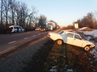На Буковині рейсовий автобус протаранив «Волгу»: обидві автівки злетіли в кювет - фото