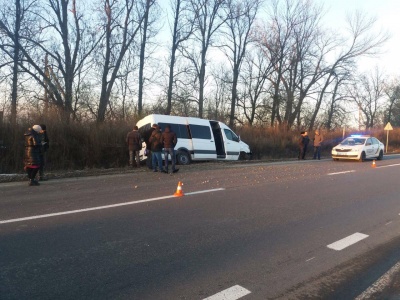 На Буковині рейсовий автобус протаранив «Волгу»: обидві автівки злетіли в кювет - фото