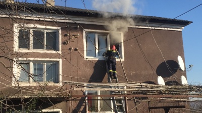 Сусіди відчули запах диму: на Буковині через коротке замикання сталась пожежа у квартирі