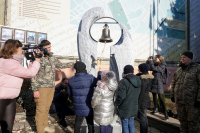 У центрі Чернівців до Дня ЗСУ відкрили Дзвін пам’яті – фото