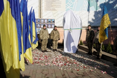 У центрі Чернівців до Дня ЗСУ відкрили Дзвін пам’яті – фото