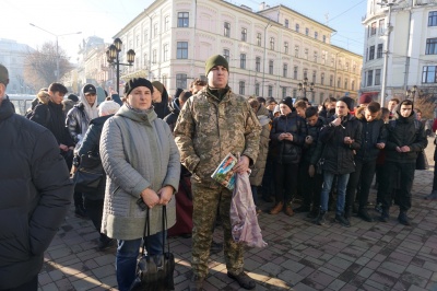 У центрі Чернівців до Дня ЗСУ відкрили Дзвін пам’яті – фото