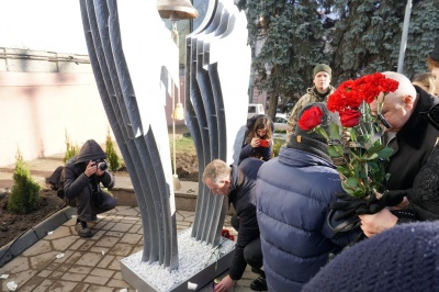 У центрі Чернівців до Дня ЗСУ відкрили Дзвін пам’яті – фото