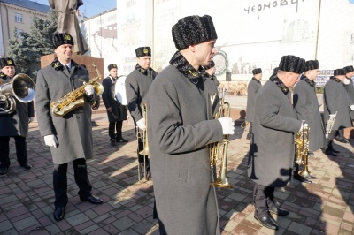 У центрі Чернівців до Дня ЗСУ відкрили Дзвін пам’яті – фото