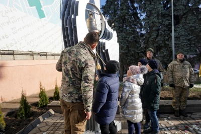 У центрі Чернівців до Дня ЗСУ відкрили Дзвін пам’яті – фото