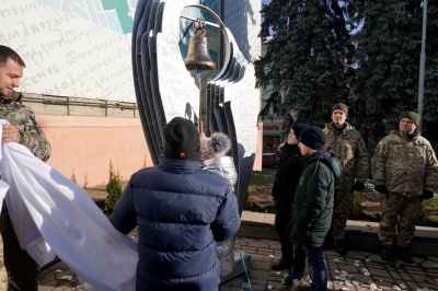 У центрі Чернівців до Дня ЗСУ відкрили Дзвін пам’яті – фото