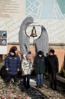 У центрі Чернівців до Дня ЗСУ відкрили Дзвін пам’яті – фото