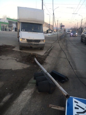 Засліпило сонце: у Чернівцях мікроавтобус збив світлофор на Хотинській