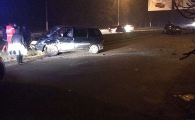 Не впорався з керуванням: у Чернівцях п'яний водій вилетів на зустрічну смугу і врізався в авто - фото