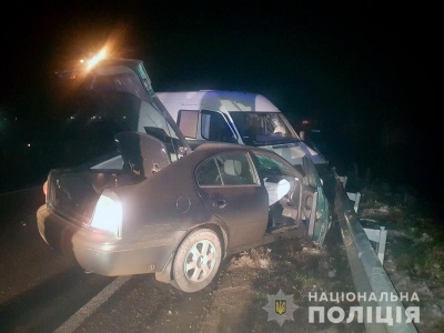 На Буковині мікроавтобус врізався в легковик: у пасажирки перелом стегна