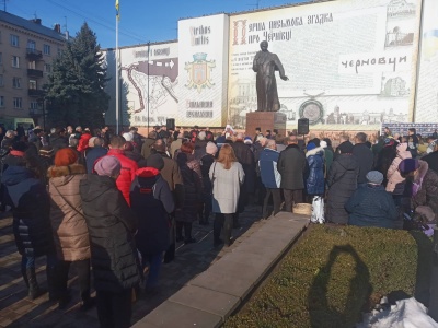 «Червоні лінії для Зеленського»: більше сотні чернівчан зібрались на акцію протесту