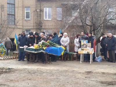 На Донбасі попрощались із волонтером Артемом Мирошниченком, якого побили за українську мову