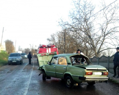 На Буковині молодик на «Жигулях» в'їхав у паркан: пасажир у лікарні