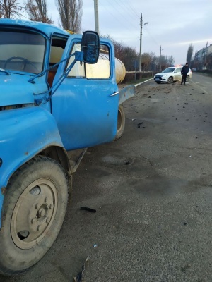 На Буковині Audi протаранила молоковоз і ВАЗ: водій іномарки втік з місця ДТП - фото