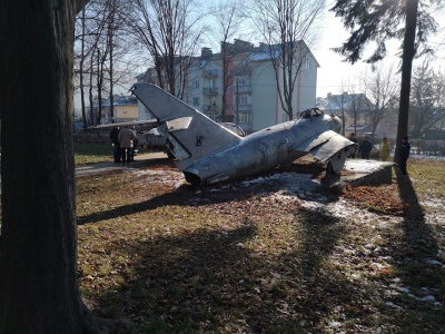 Не розпиляли: літак із центру Садгори забрали на реставрацію - фото