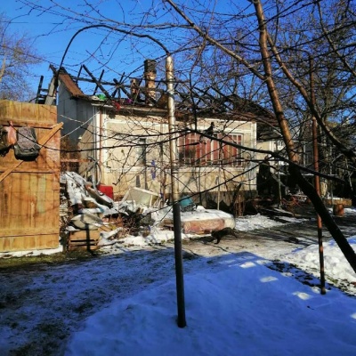 Сім'я буковинців із двома малюками опинилась без даху над головою через пожежу: люди просять допомоги