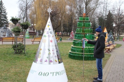 У Білорусі до Нового року зробили ялинки з ковбаси і пляшок: курйозні фото