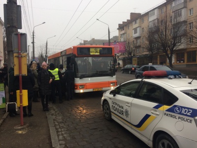 У Чернівцях через крадіжку гаманця затримали маршрутку: пасажирів виводили з салону і перевіряли