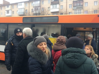 У Чернівцях через крадіжку гаманця затримали маршрутку: пасажирів виводили з салону і перевіряли