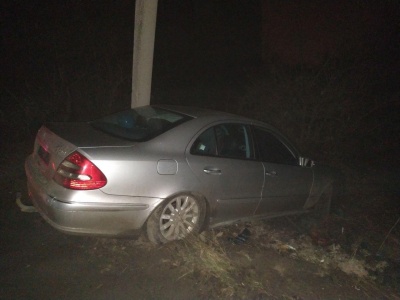 У Чернівцях Mercedes врізався у стовп і злетів з дороги: водій втік з місця ДТП